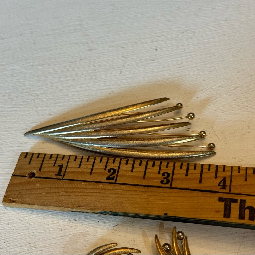 Vintage Brushed Gold Tone Fanned Leaf Brooch & Clip On Earrings Costume Set - Picture 11 of 14